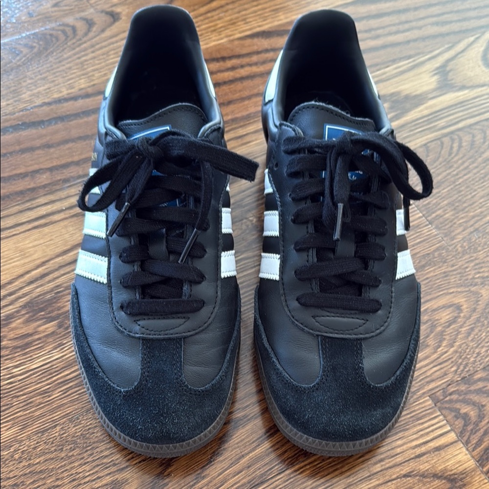 Adidas Black and White Sneakers Sleek Design - Picture 4 of 5